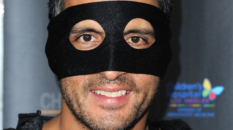 Mauricio Umansky wearing mask