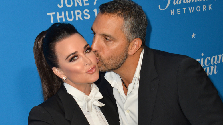 Mauricio Umansky kissing Kyle Richards' cheek