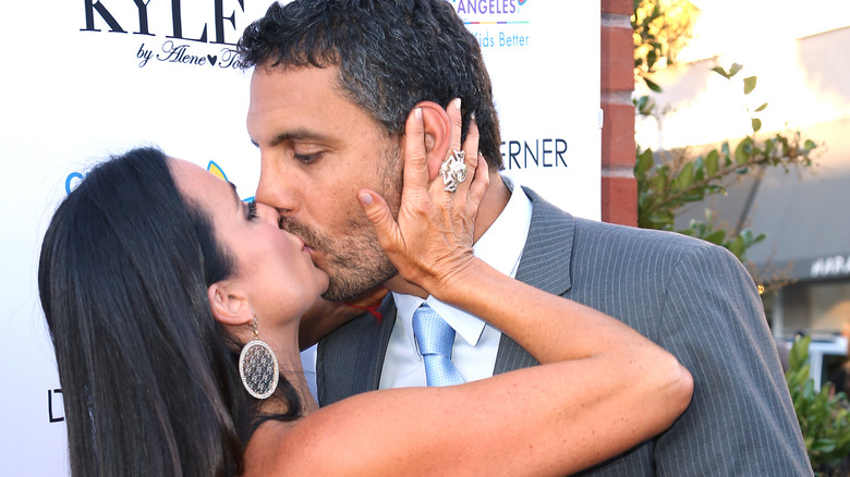 Kyle Richards and Mauricio Umansky kissing