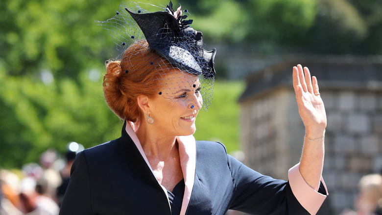 Sarah Ferguson waving 