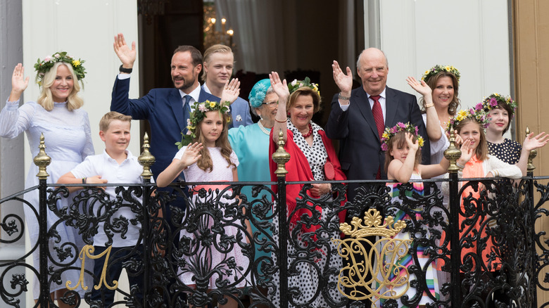 Norwegian royal family waving from balcony