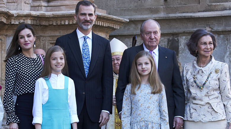 Spanish royal family posing