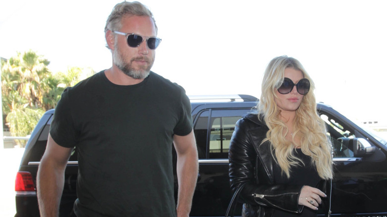 Jessica Simpson and Eric Johnson walking