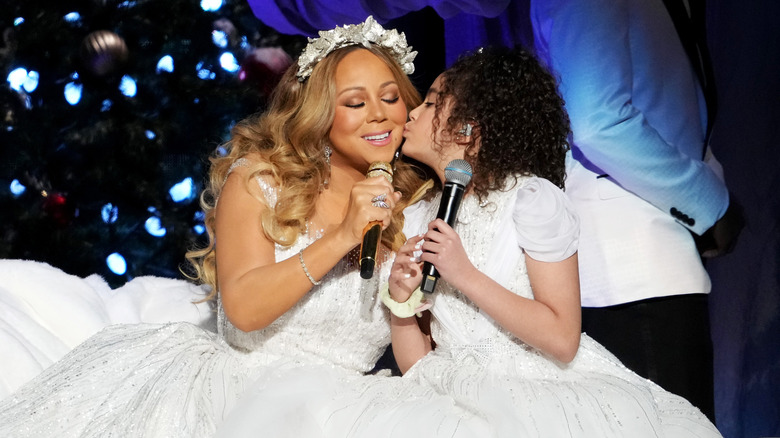Mariah Carey receives cheek kiss from daughter Monroe onstage