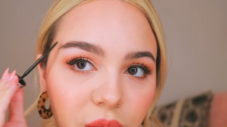 mirellabellebeauty using brow gel on eyebrow