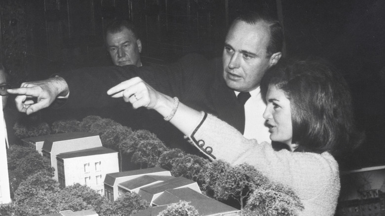 John Warnecke and Jackie Kennedy pointing