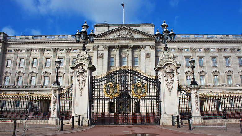 A front view of Buckingham Palace