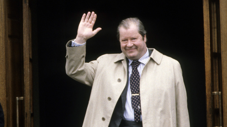 John Spencer waves to crowd