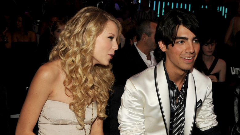 Taylor Swift talking to Joe Jonas at show