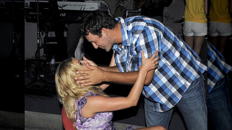Jessica Simpson and Tony Romo going in for a kiss 