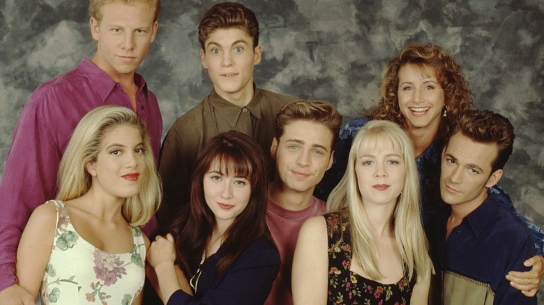 Beverly Hills, 90210 cast posing