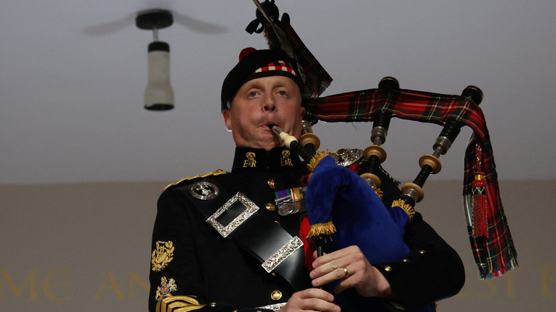 The queen's piper playing 