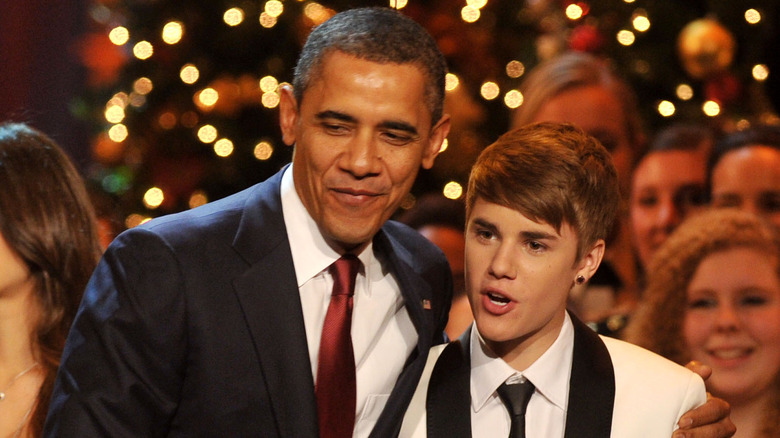 Barack Obama posing with Justin Bieber