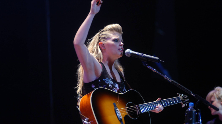 Natalie Maines singing in 2003