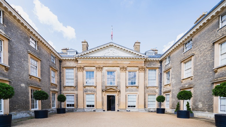 courtyard of althorp house