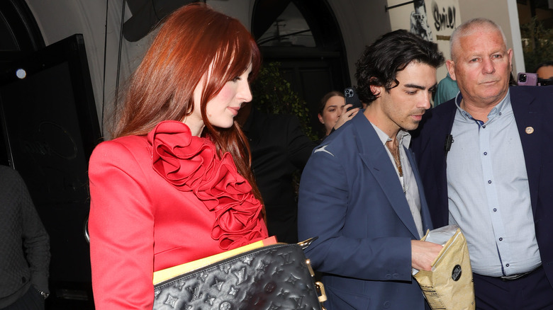 Sophie Turner amd Joe Jonas walking