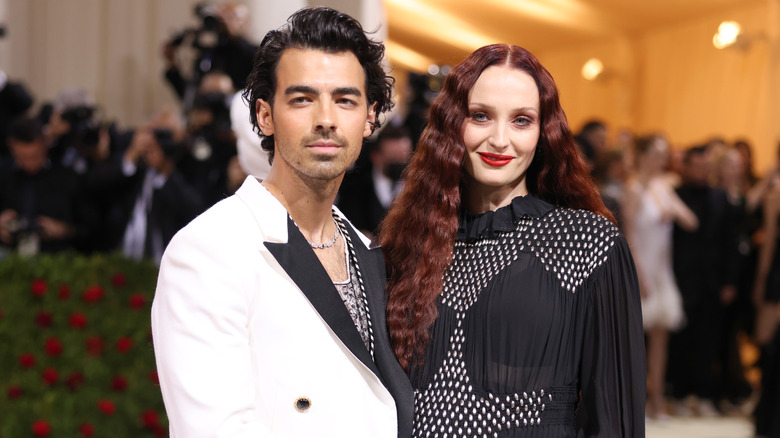 Joe Jonas and Sophie Turner posing pregnant