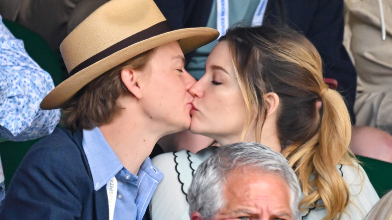 Thomas Brodie-Sangster and Talulah Riley kissing 