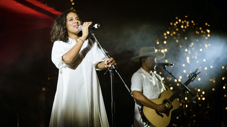 Abner Ramirez and Amanda Sudano performing