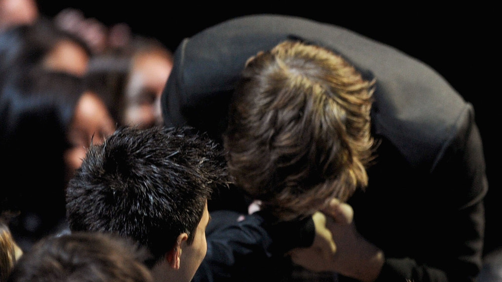 Taylor Lautner and Robert Pattinson, nearly kissing