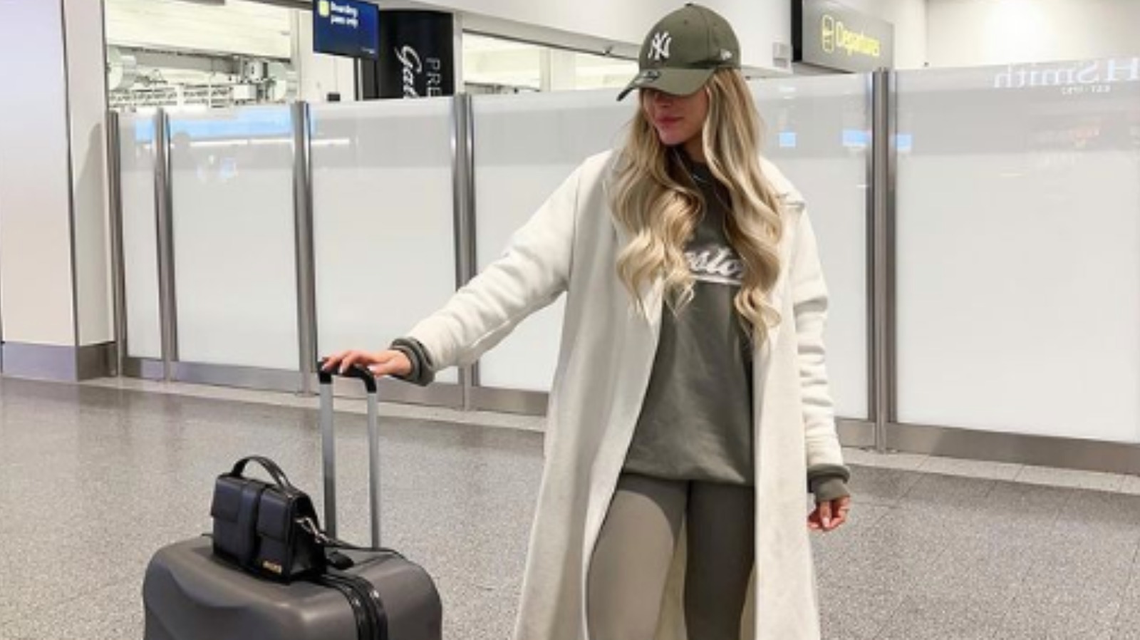 12 Comfy Airport Outfits  Travel Outfits by the Chicest Jetsetters