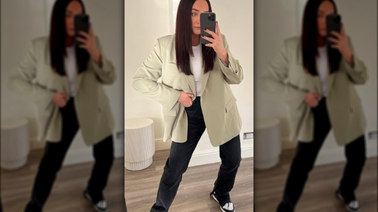 woman selfie in oversized blazer look