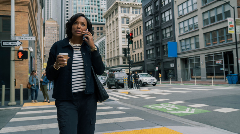 Aisha Tyler crossing street