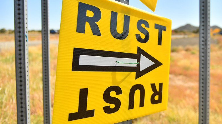 sign pointing to "Rust" set