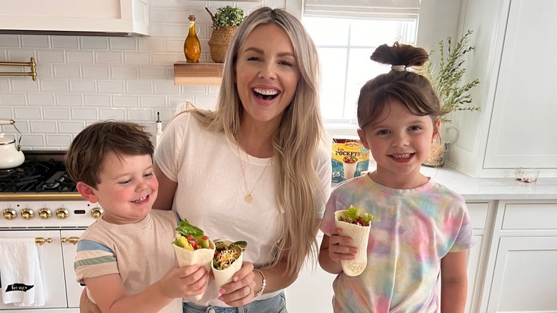 Ali Fedotowsky-Manno, kids smiling with tacos