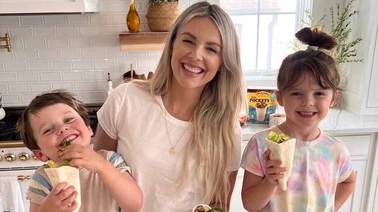 Ali Fedotowsky-Manno, kids holding tacos in kitchen