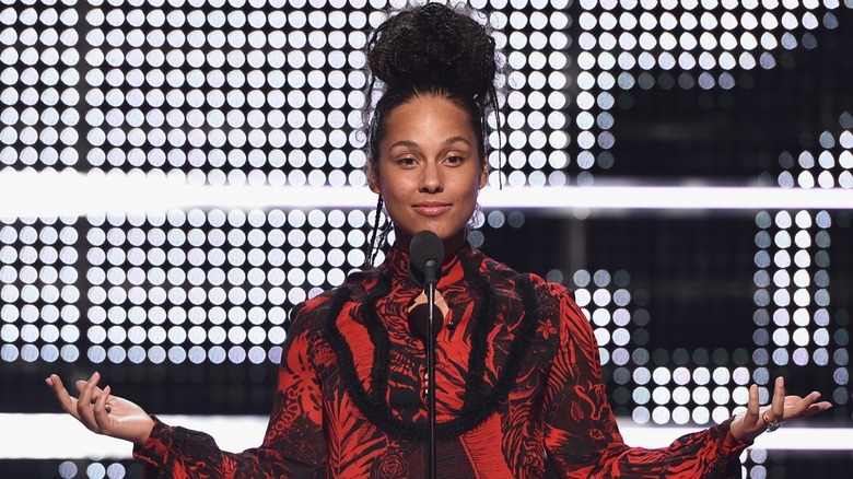 Alicia Keys shrugs onstage makeup free