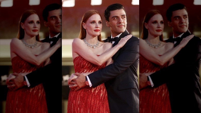 Jessica Chastain and Oscar Isaac pose for a picture in 2021