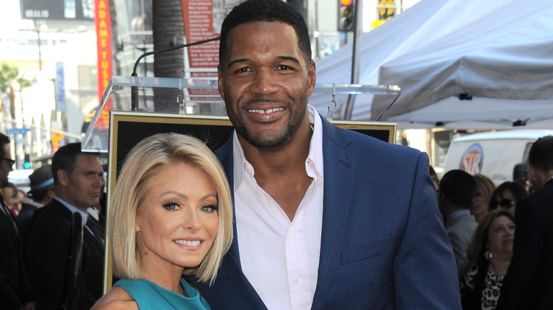 Kelly Ripa and Michael Strahan on a red carpet