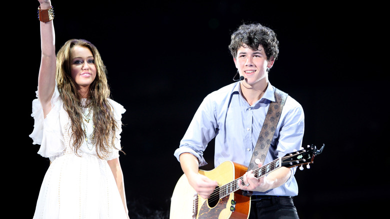 Miley Cyrus and Nick Jonas performing