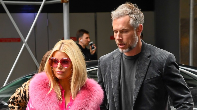 Jessica Simpson and Eric Johnson walking together