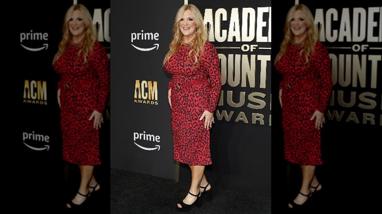 Trisha Yearwood in red on the red carpet