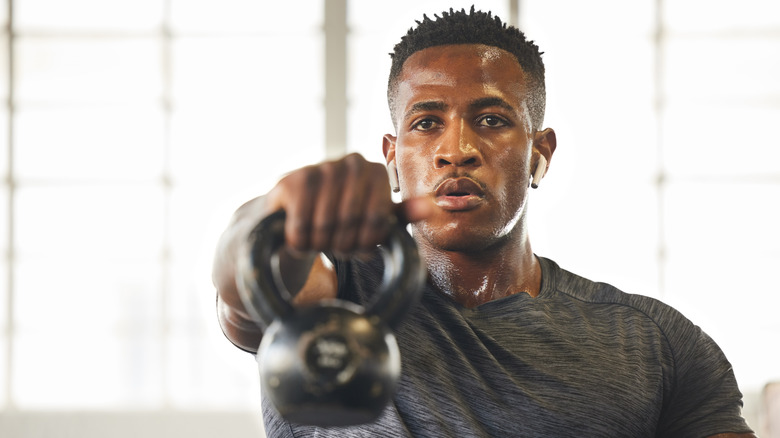 A man using kettlebell