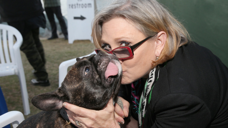 Carrie Fisher kissing her dog Gary