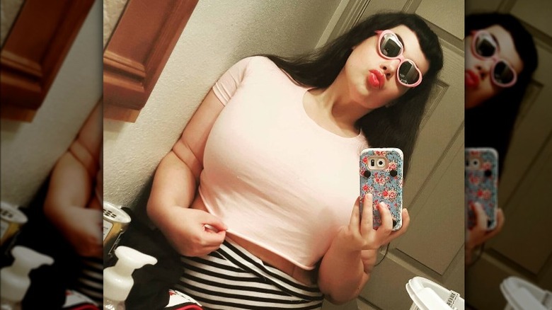 Amber Rachdi mirror selfie in crop top and sunglasses