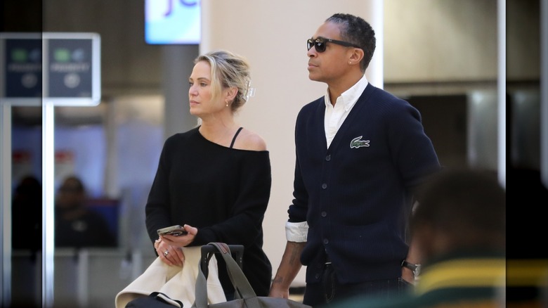 Amy Robach and T.J. Holmes walking in the airport