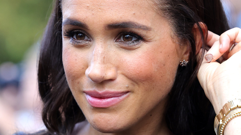 Meghan Markel smiling as she meets mourners at Windsor Castle