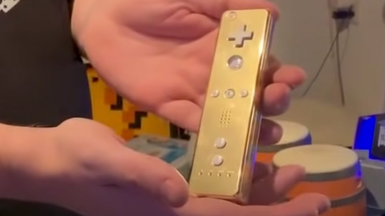 Gold Wii controller