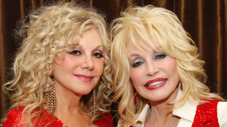 Sisters Stella and Dolly Parton pose together