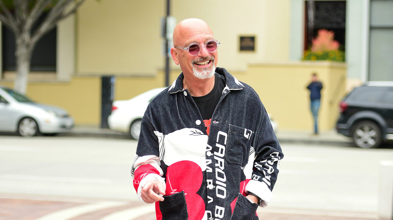 Howie Mandel smiling at photographers 