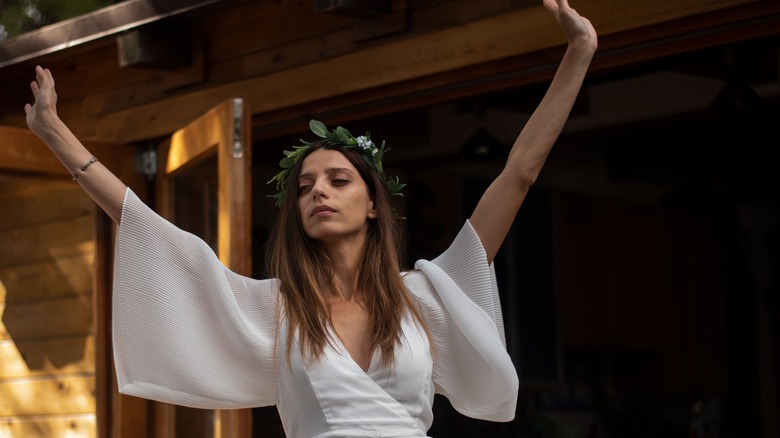 Angela Sarafyan spreading her arms as Willow in "King Knight"