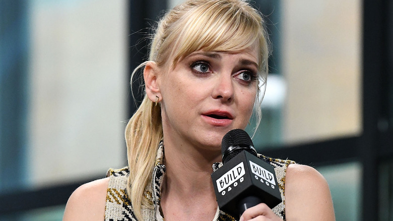 Anna Faris speaking into microphone