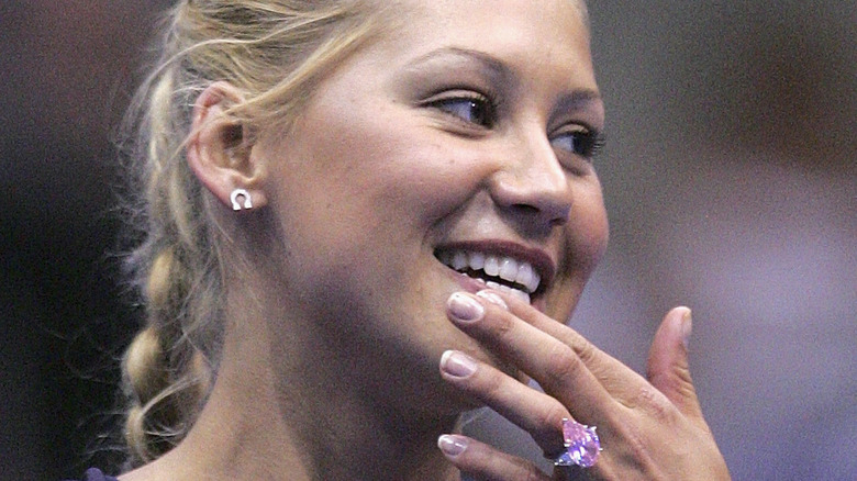 Anna Kournikova displaying an engagement ring