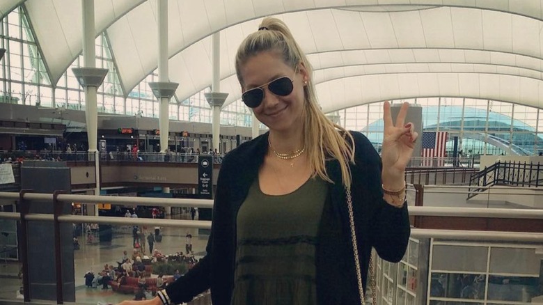 Anna Kournikova posing at an airport in 2017