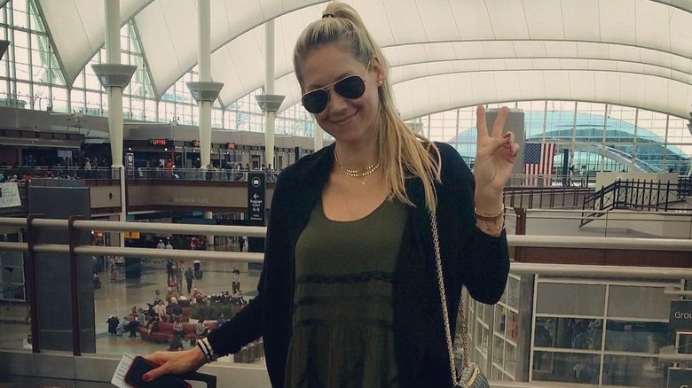 Anna Kournikova holding up a peace sign