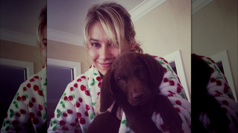 Anna Kournikova holding her dog